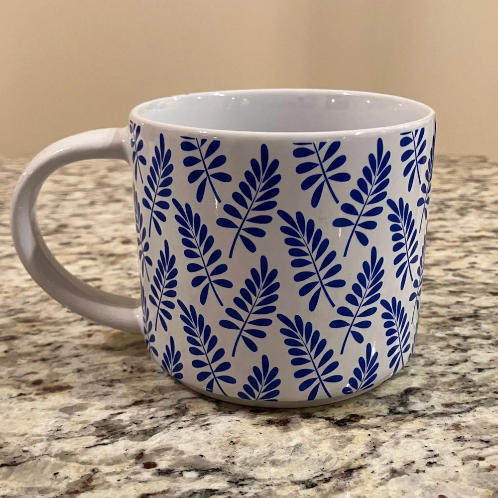 Set of 2 Blue and White Ceramic Mugs Floral and Leaf Pattern 14 oz - Picture 5 of 6